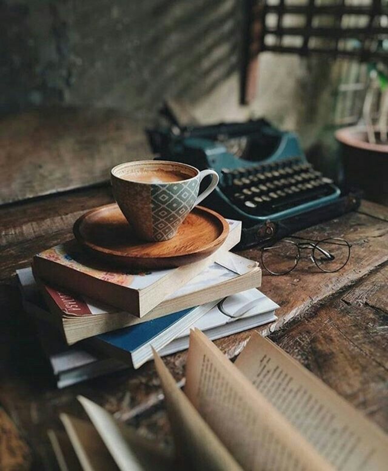 Чашечка кофе и книжка